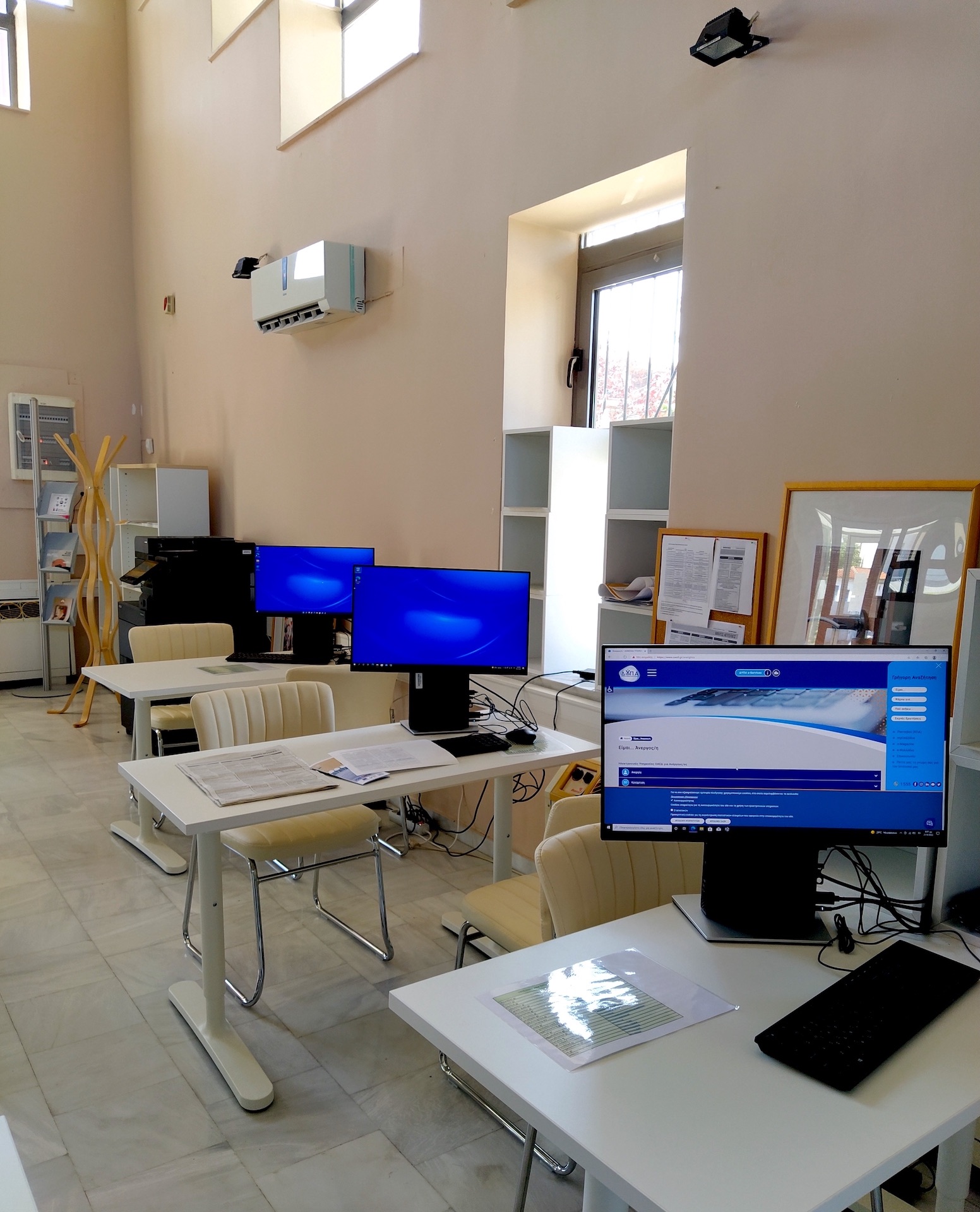 Εσωτερικό του κτιρίου: υπολογιστές για τους ωφελούμενους που αναζητούν εργασία